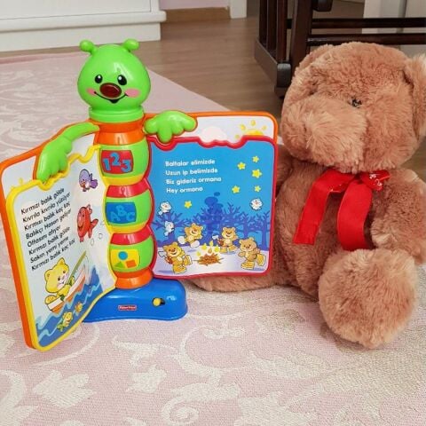 Fisher-Price Eğlen & Öğren® Eğitici Masalcı Tırtıl (Türkçe)